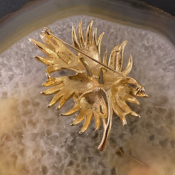 Vintage Lisner golden brooch Guc 2" x 2.25" - Picture 6 of 10